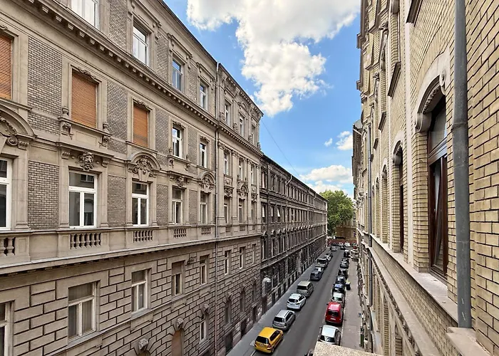 Cheerful In Center Apartment Budapest